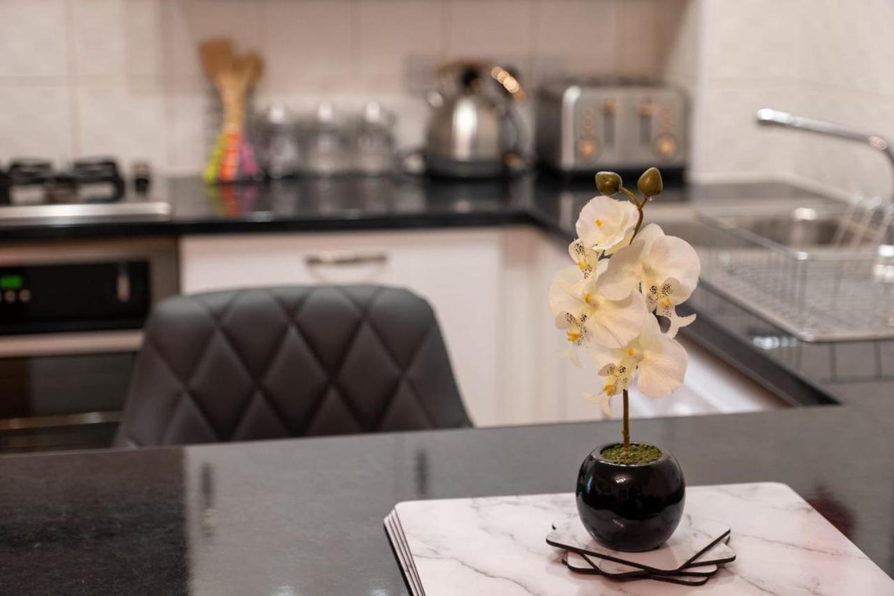80 Clayburn By Incredible Stay ปีเตอร์โบโรห์ ภายนอก รูปภาพ